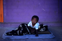 Archipel-des-Comores;-Bébé;-Couleurs;-Enfant;-France;-Kaleidos;-Kaleidos-images;-La-parole-à-limage;-Laurent-Abad;-Mayotte;-Mur-violet;-Natte;-Océan-Indien;-Stories-Pictures;-Vie-quotidienne